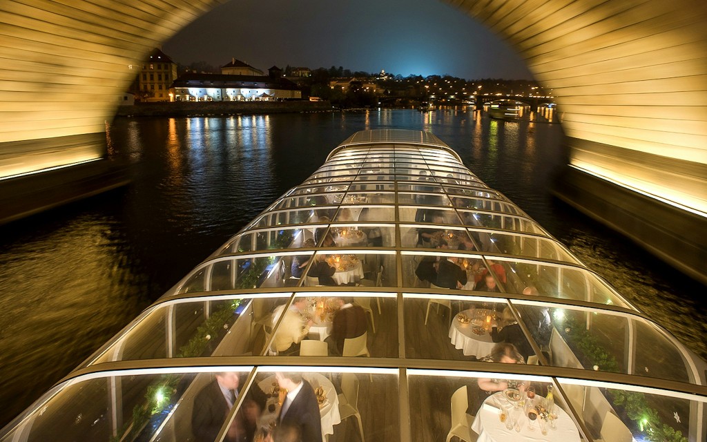 Prager Dinner-Bootsfahrt auf einem offenen Glasboot mit Live-Musik (Essential Seating) - 2