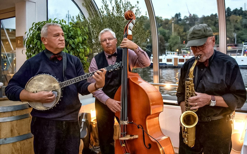 Prager Dinner-Bootsfahrt mit Live-Musik (Essential Seating) - 1