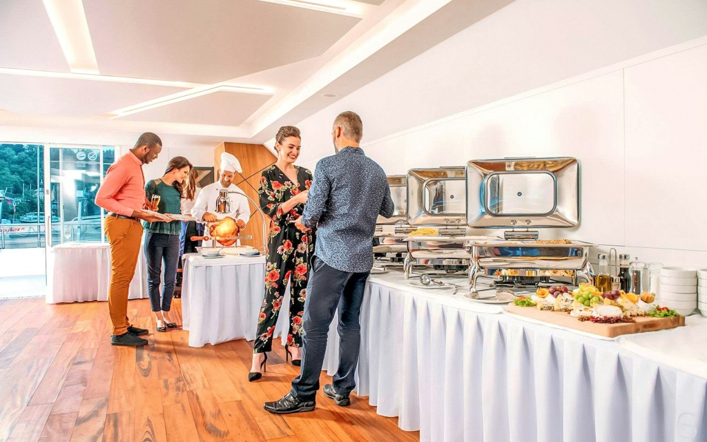 Prager Dinner-Bootsfahrt mit Live-Musik (Essential Seating) - 2