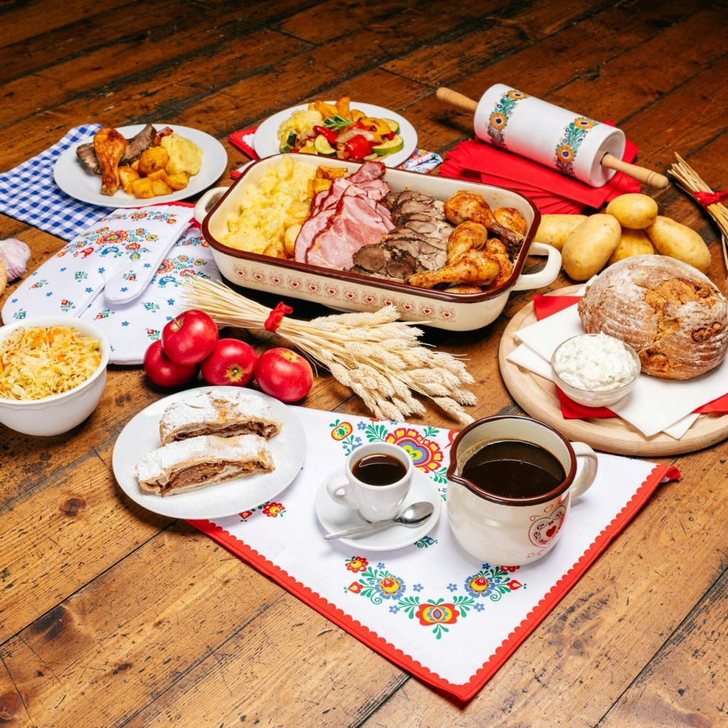 Prague: Traditional Dinner with Folk Show & Unlimited Drinks - 2