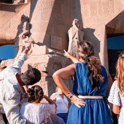 Sagrada Familia: Fast Track Ticket + Private Guided Tour - 3
