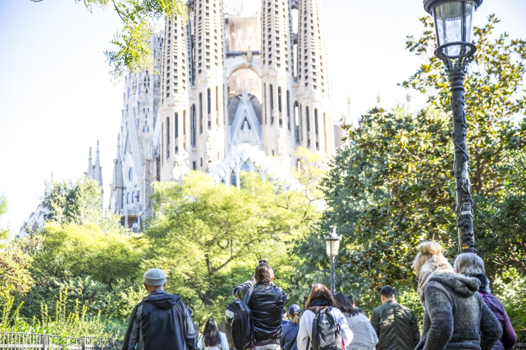 Sagrada Familia Skip-the-Line Guided Tour (Sagrada Familia Skip-the-Line Guided Tour with Tower Access) - 2