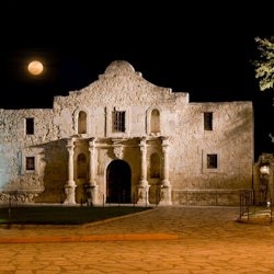 San Antonio: Small Group Night Tour + River Cruise + Tower of the Americas Entry - 3