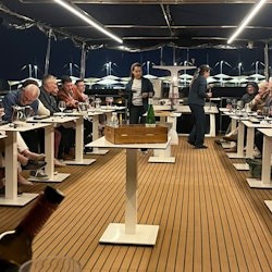 Seville: Boat Cruise + 5-Course Lunch or Dinner + Unlimited Drinks - 2