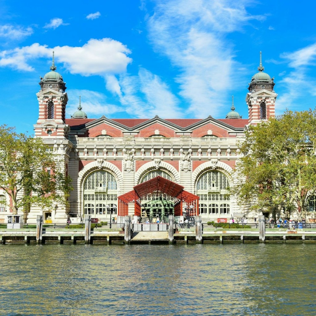 Statua della Libertà ed Ellis Island: Ingresso + Traghetto + Tour opzionale - 1
