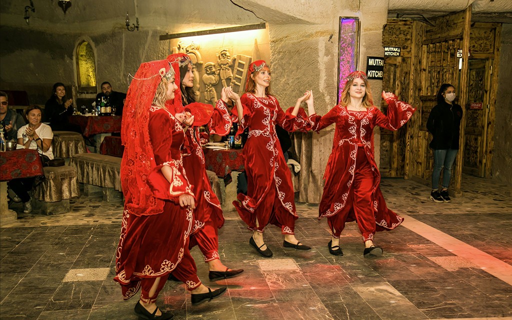 Dîner turc et spectacles dans un restaurant troglodytique de la Cappadoce, avec navettes (Default Option) - 1