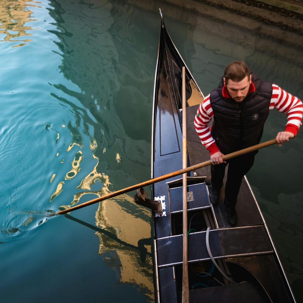 Venice: Private Gondola Ride on the Grand Canal - One gondola without serenade (up to 6 people) - 3