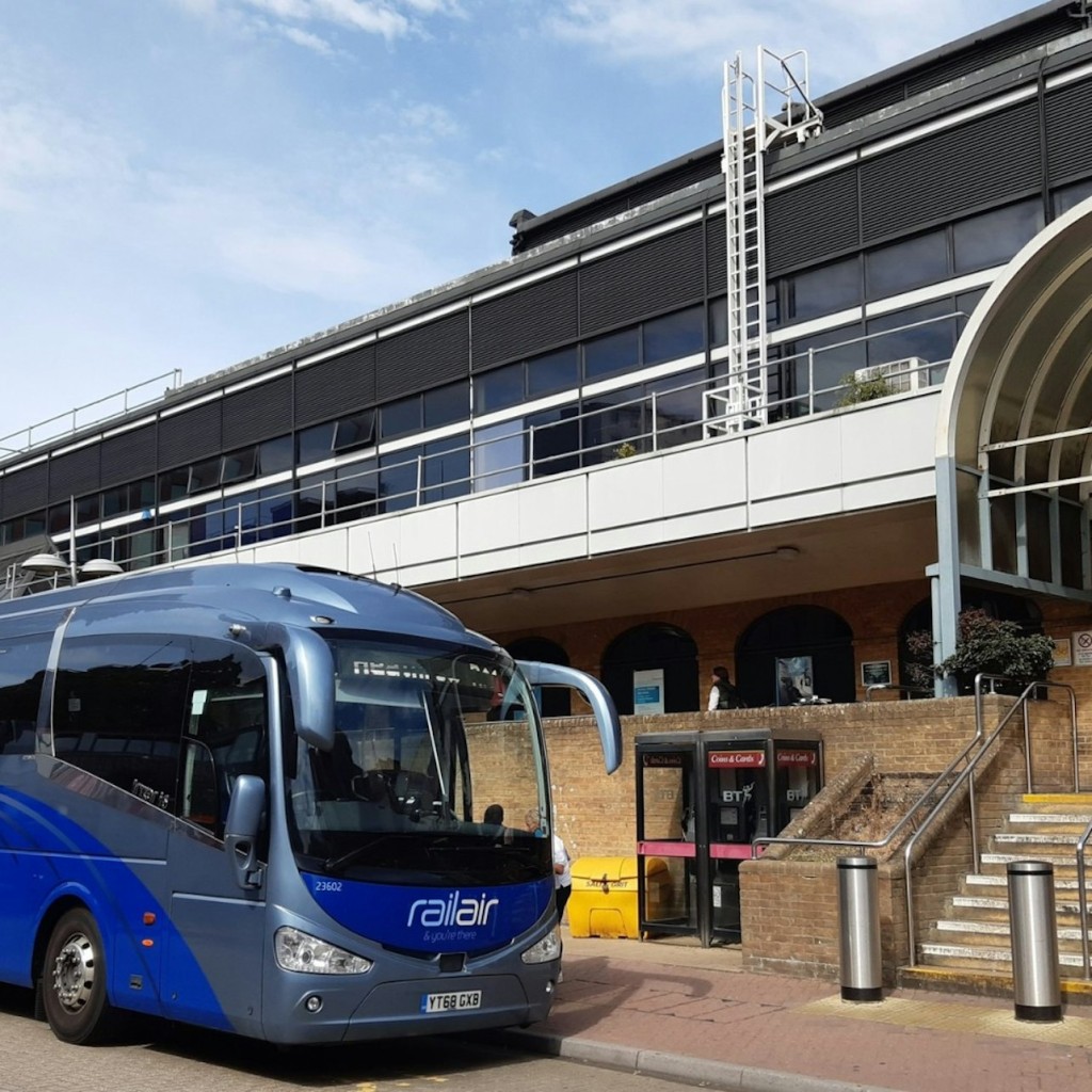 Watford: Bustransfer zum/vom Flughafen London Heathrow - 1