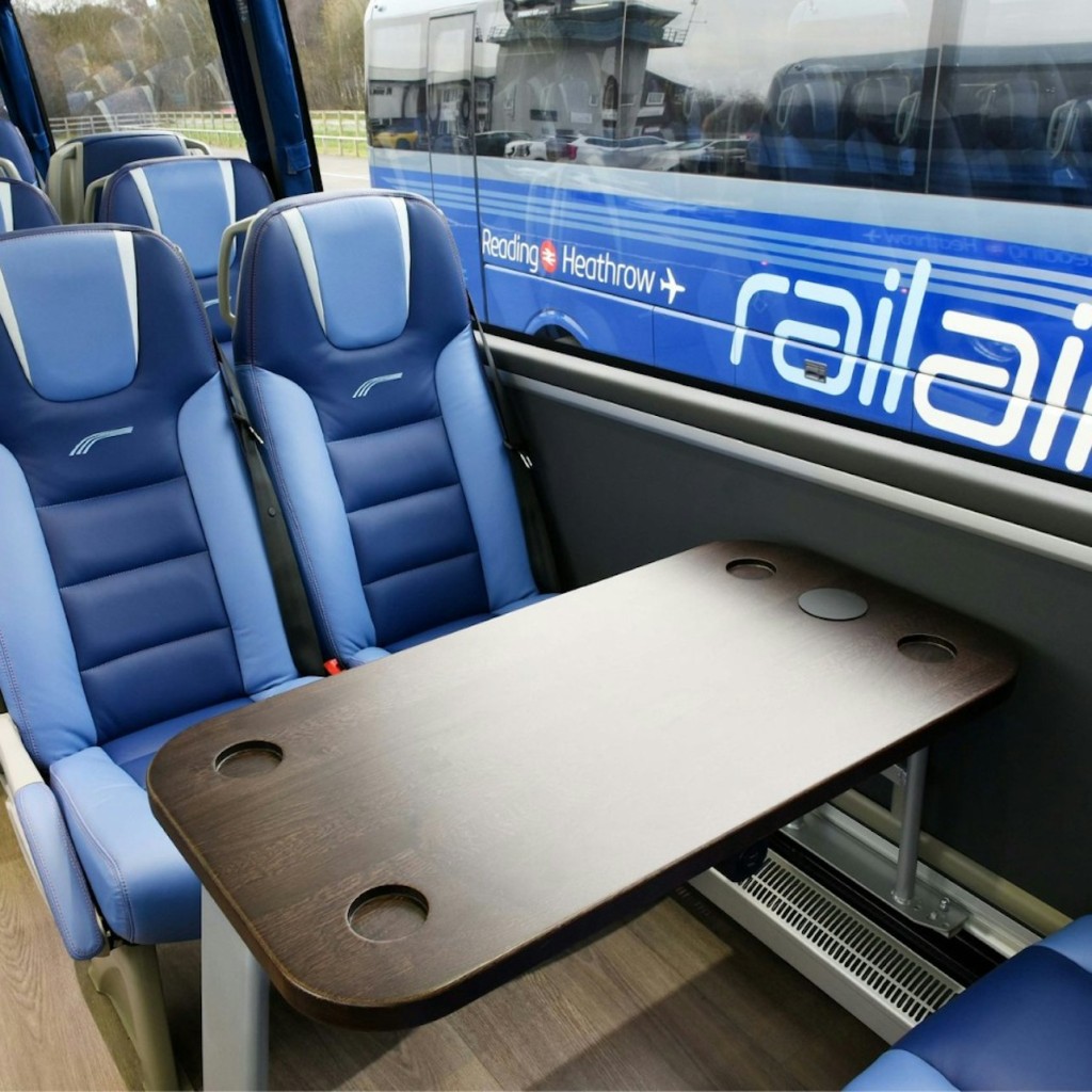 Watford: Bustransfer zum/vom Flughafen London Heathrow - 3