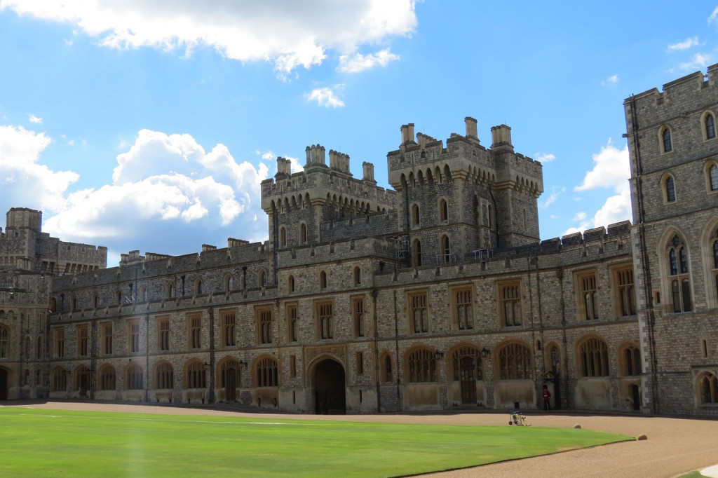 Windsor Castle, Stonehenge and Bath Tour with Lunch in Lacock - 3
